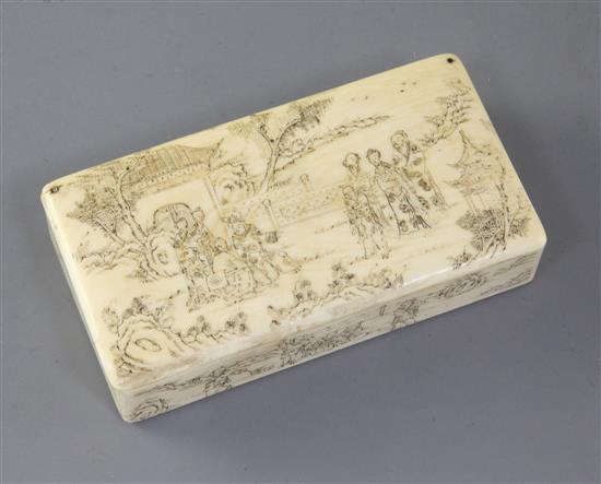 A Chinese engraved ivory box, Qing dynasty, 11cm wide